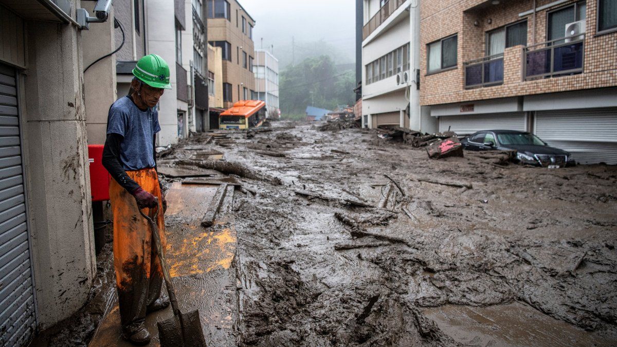 Dos muertos y una veintena de desaparecidos en Japón por deslizamiento de  tierra