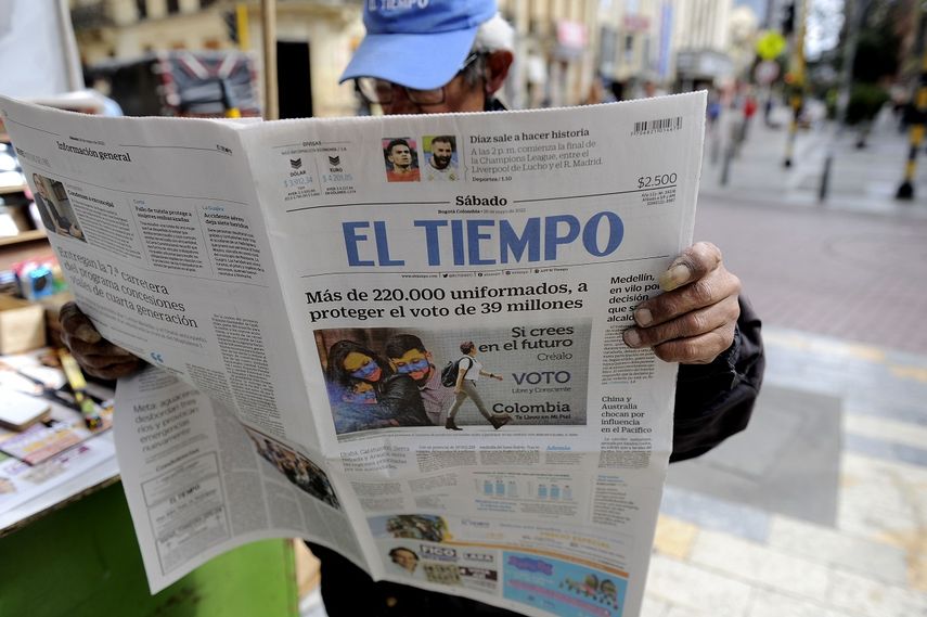 Un colombiano leyendo el diario El Tiempo en Bogotá, Colombia, el día anterior a las elecciones presidenciales &nbsp;