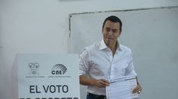 El presidente de Ecuador, Daniel Noboa, vota en un colegio electoral en Olón, provincia de Santa Elena, Ecuador, el 21 de abril de 2024, durante un referéndum sobre medidas más duras contra el crimen organizado.