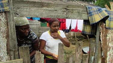 Mujeres en un barrio pobre de La Habana, Cuba.