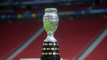 Vista del trofeo de la Copa América antes del inicio de la fase de grupos del torneo de fútbol Conmebol