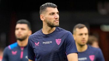 En esta imagen de archivo, el entonces jugador del Sevilla Rafa Mir, ahora cedido en el Valencia, llega a un entrenamiento en el Puskas Arena de Budapest, Hungría, el 30 de mayo de 2023.&nbsp;