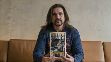 El músico colombiano Juanes posa con su libro biográfico del escritor Diego Londoño en Bogotá el 14 de septiembre de 2022.