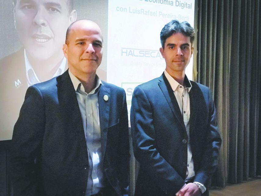 Luis Pereira y Ángel Ramos durante su charla sobre criptomonedas en el hotel Aloft en la ciudad Doral.