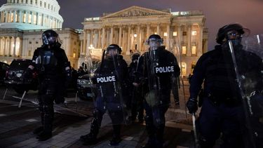 Las autoridades retiran a manifestantes del Capitolio de Estados Unidos en Washington, el miércoles 6 de enero de 2021.