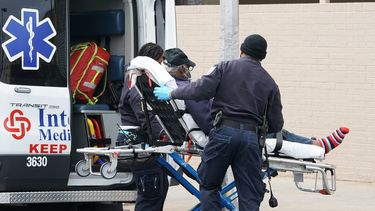 Un equipo de paraméditos traslada a un paciente con COVID-19 al hospital Wyckoff en la sección de Bushwick en Brooklyn, el 5 de abril de 2020.