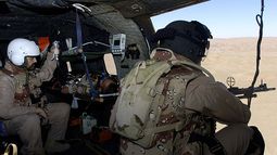 Simulación de evacuación de heridos en un helicóptero Superpuma del Ejército del Aire a las instalaciones de la Base Avanzada de Apoyo Logístico (FSB) de la ISAF en Herat, durante un ejercicio de adiestramiento del Mando Regional Oeste de la OTAN. (EFE