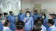 El primer ministro chino Li Keqiang (al centro) habla con médicos en el hospital Jinyintan en Wuhan, China. 