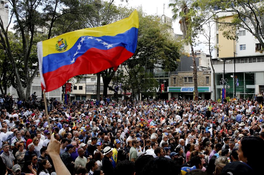 Seguidores de la oposición asisten este viernes a la primera aparición en público del líder del Parlamento y&nbsp; presidente encargado de Venezuela,&nbsp;Juan&nbsp;Guaidó.