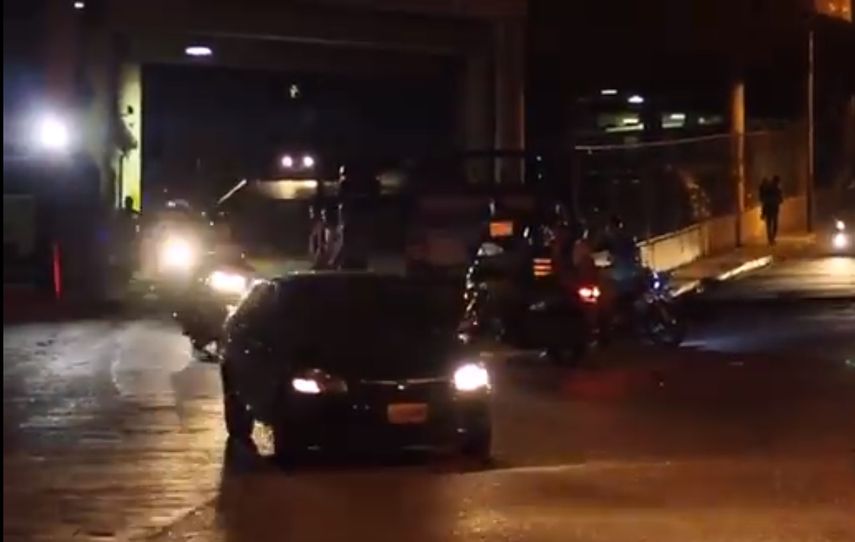 Efectivos de la Policía Nacional Bolivariana entran al edificio de El Helicoide, sede del Servicio Bolivariano de Inteligencia, SEBIN, este 16 de mayo de 2018.