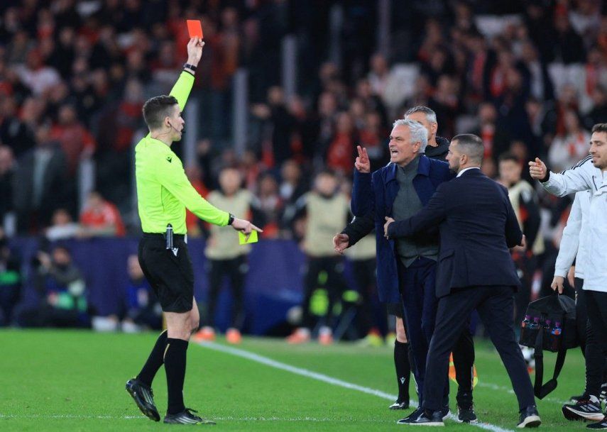 El árbitro francés Francois Letexier muestra una tarjeta roja al entrenador portugués del SL Benfica, José Mourinho, durante el partido de fútbol de ida de la ronda eliminatoria de la Liga de Campeones de la UEFA entre el SL Benfica y el Real Madrid CF en el Estadio da Luz de Lisboa el 17 de febrero de 2026.&nbsp;