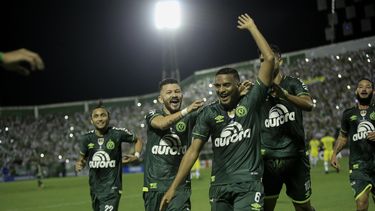 El jugador del Chapecoense Reinaldo (derecha) celebra con sus compañero Rossi (c) después de anotar un gol