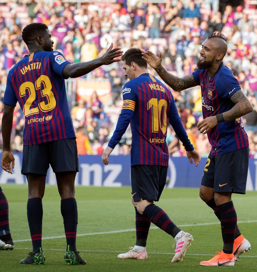 El Barcelona tardó 36 minutos en rematar a puerta -por parte de Rakitic- y tres más en abrir el marcador. Una falta servida por Messi, peinada por Piqué, salvada por David Soria y remachada por Arturo Vidal (1-0).