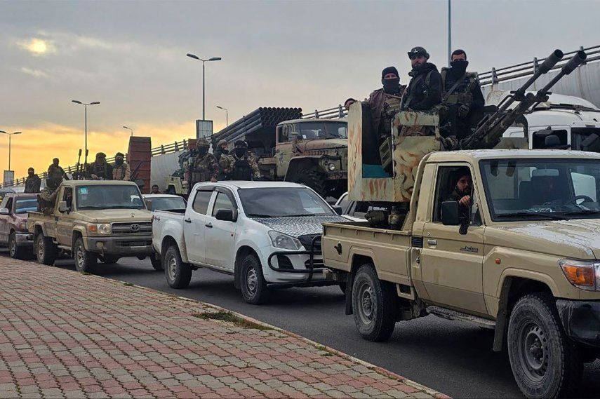 Esta imagen publicada por la Agencia Árabe Siria de Noticias (SANA) muestra a miembros de las fuerzas de seguridad sirias entrando en la ciudad mediterránea de Tartús para reforzar a las tropas gubernamentales en enfrentamientos con militantes leales al gobernante depuesto Bashar al-Assad, el 7 de marzo de 2025.