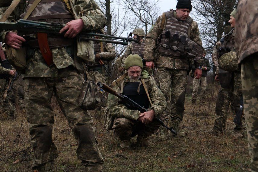 Brigada Mecanizada de las Fuerzas Armadas de Ucrania el 12 de diciembre de 2025. Reclutas ucranianos descansando mientras completan su entrenamiento militar básico en una ubicación no revelada en la región de Zaporiyia, en medio de la invasión rusa de Ucrania.