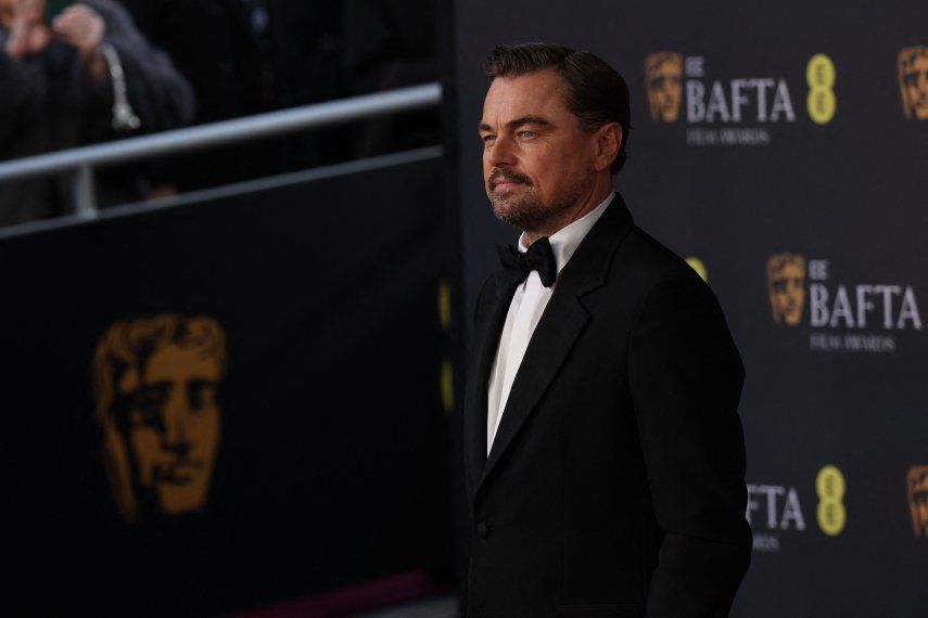 El actor estadounidense Leonardo DiCaprio posa en la alfombra roja a su llegada a los Premios BAFTA de Cine de la Academia Británica en el Royal Festival Hall, Southbank Centre, en Londres, el 22 de febrero de 2026.