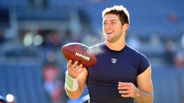 Tebow fue el mariscal de campo de los Broncos de Denver