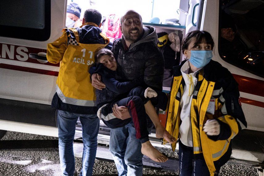 Un niño es llevado a un ambulancia luego de resultar herido durante un nuevo sismo en Hatay, Turquía, el lunes 20 de febrero de 2023.&nbsp; &nbsp;