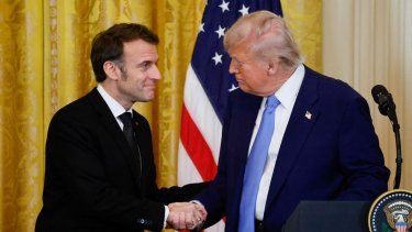 El presidente de Estados Unidos Donald J. Trump estrecha la mano de su homólogo, Emmanuel Macron, al final de una conferencia de prensa en la Casa Blanca.