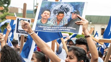 Ciudadanos nicaragüenses exiliados en Costa Rica realizan una manifestación en repudio a las elecciones en Nicaragua y contra el dictador sandinista Daniel Ortega, en San José, el 7 de noviembre de 2021.