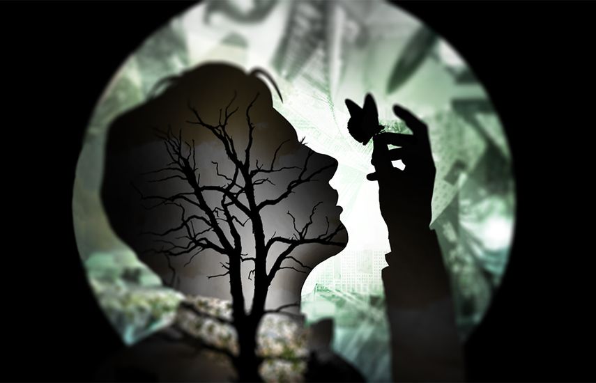 Uno de los actores recrea la imagen en la pantalla con la ayuda de un retroproyector. (MANUAL CINEMA)