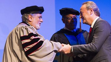 El tenor Plácido Domingo saluda al presidente de la Generalitat Alberto Fabra durante su investidura como doctor honoris causa por la Berklee College of Music. (EFE)