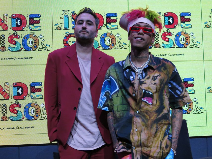 El cantante del trío mexicano Reik Jesús Navarro, izquierda, y el rapero  colombiano Lalo Ebratt, posan durante una mesa redonda en la Ciudad de  México el 23 de agosto de 2019.&nbsp;