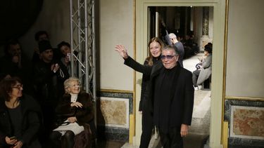  El diseñador de moda Roberto Cavalli y su entonces esposa Eva Duringer agradecen los aplausos de la audiencia después de presentar la colección masculina Otoño-Invierno 2015-2016 de Roberto Cavalli en Milán, Italia, el 20 de enero de 2015.