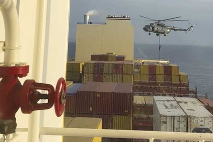 En esta imagen tomada de un video proporcionado a The Associated Press por un funcionario de defensa de Oriente Medio, se muestra un helicóptero durante un asalto a un buque en el estrecho de Ormuz, el 13 de abril de 2024. 