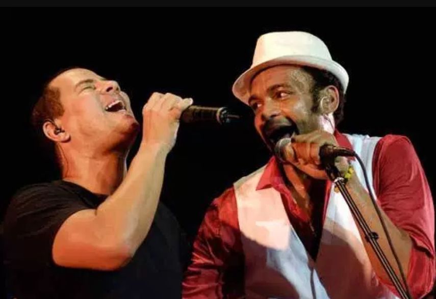 Israel Rojas junto a Descemer Bueno