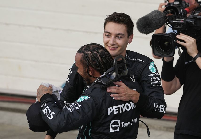 Los pilotos de Mercedes, Lewis Hamilton y George Russell, se felicitan tras la carrera sprint del Gran Premio de Brasil, en el circuito de Interlagos, en Sao Paulo, el sábado 12 de noviembre de 2022.