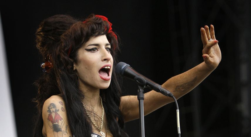 En esta foto del 17 de agosto de 2008, la cantante brit&aacute;nica Amy Winehouse act&uacute;a en el V Festival en Chelmsford, Essex.&nbsp;
