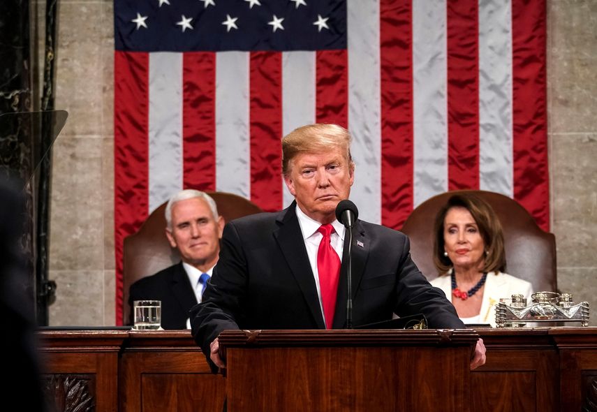 La presidenta de la Cámara de Representantes, Nancy Pelosi (d), y el vicepresidente, Mike Pence (i), escuchan al presidente de los Estados Unidos, Donald J.&nbsp;Trump, mientras pronuncia su segundo discurso sobre el Estado de la Unión, en el Capitolio en Washington, DC.