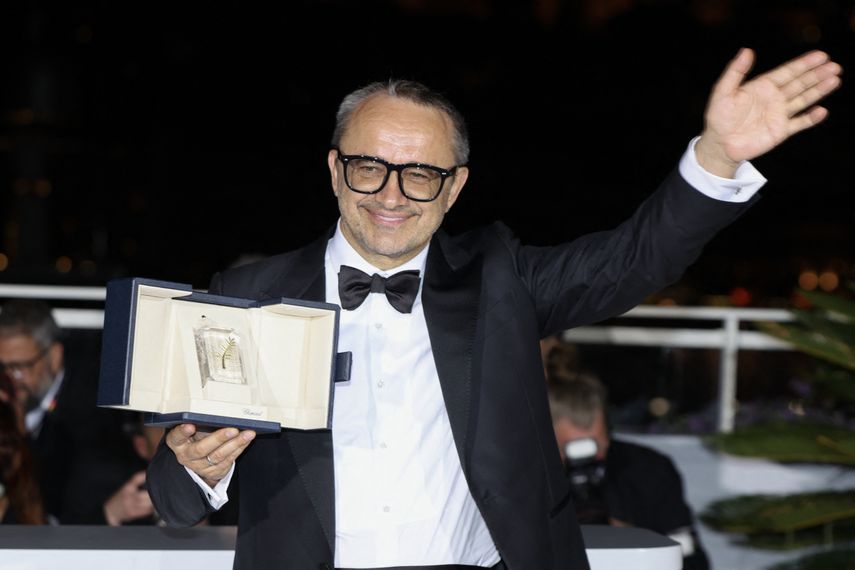 El director y guionista ruso Andrey Zvyagintsev posa con el trofeo durante una sesión fotográfica tras ganar el Gran Premio por la película Minotauro durante la ceremonia de clausura de la 79ª edición del Festival de Cine de Cannes en Cannes, al sur de Francia, el 23 de mayo de 2026.