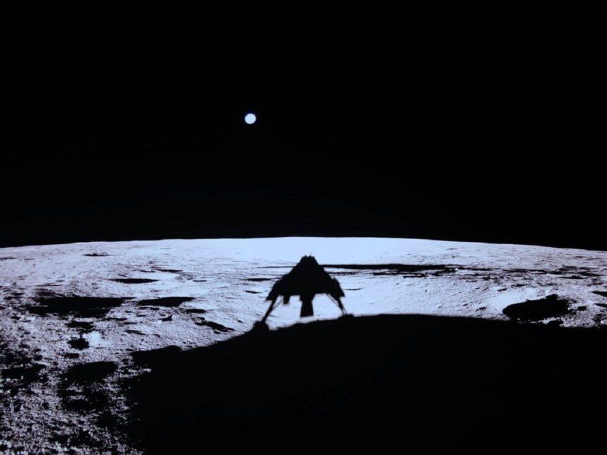 Esta fotografía tomada y publicada por Firefly Aerospace el 2 de marzo de 2025 muestra la sombra del módulo de aterrizaje Blue Ghost de Firefly en la superficie de la Luna durante su aterrizaje lunar como parte de la Misión Ghost 1.&nbsp; &nbsp;&nbsp;