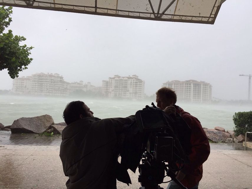 En Miami, durante el azote del hurac&aacute;n Irma, Keyvan Heydari (izq.)&nbsp;y Derek Howard, en medio de la grabaci&oacute;n del documental Aquarela.