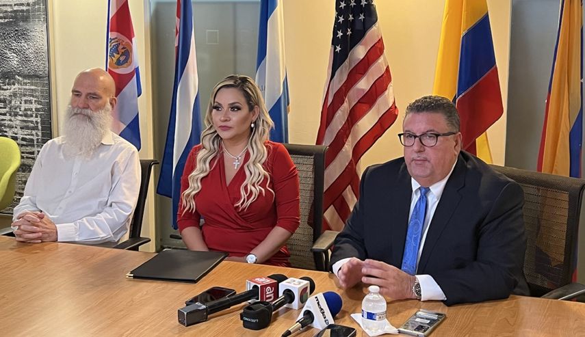 De izquierda a derecha, Joe Carrillo, Sophia Lacayo y Rick Yabor.