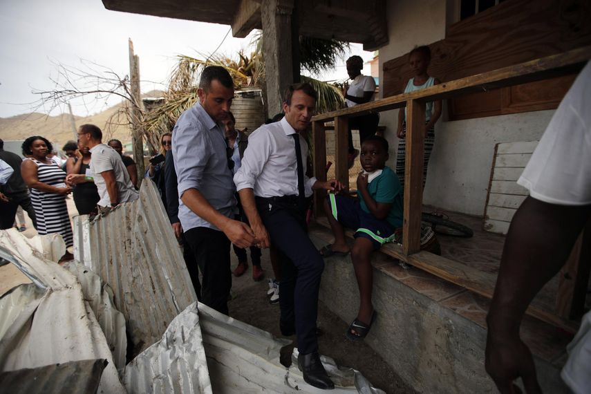 &nbsp;El presidente de Francia, Emmanuel&nbsp;Macron&nbsp;(c), camina por los escombros de una vivienda durante una visita a la isla caribeña de San Martín (Francia) para evidenciar los daños causados tras el paso del huracán Irma .&nbsp;