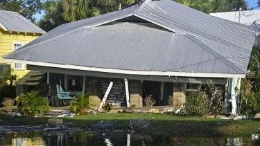 Una casa destruida por el huracán Helene después de tocar tierra en Cedar Key, Florida, el 27 de septiembre de 2024. El huracán Helene se debilitó el 27 de septiembre horas después de tocar tierra en el estado estadounidense de Florida, y las autoridades advirtieron que la tormenta seguía siendo extremadamente peligrosa a medida que avanzaba tierra adentro, dejando caminos y casas inundadas a su paso.&nbsp;
