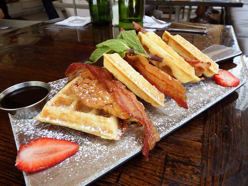 Si desea fusionar el desayuno y el almuerzo, sin abandonar uno o el otro, los waffles con sirope y filetillos de pollo empanado (JESÚS HERNÁNDEZ)