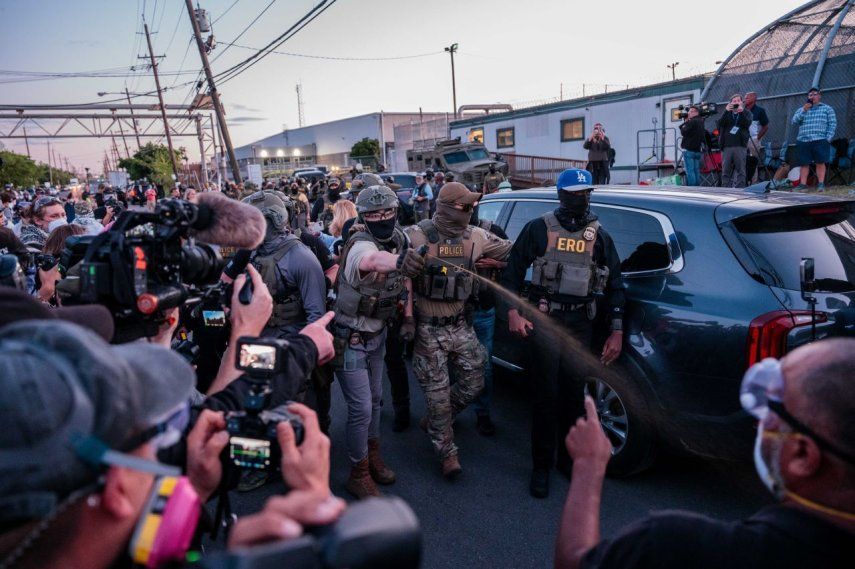 Agentes de ICE usan un irritante químico mientras se enfrentan a manifestantes afuera del centro federal de inmigración en Delaney Hall, donde ICE está albergando a inmigrantes detenidos, el 28 de mayo de 2026 en Newark, Nueva Jersey.