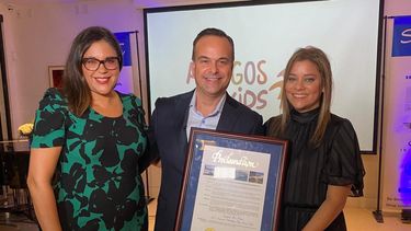 Karine Pavone, directora ejecutiva de Amigos for Kids; Jorge Plasencia, cofundador de la organización; y Maggie Fresen Zulueta, directora de la junta directiva.&nbsp;