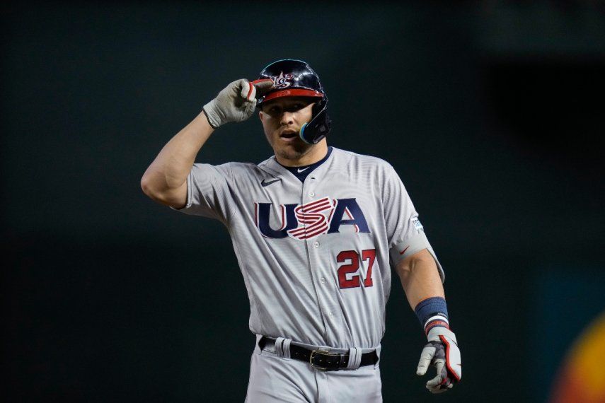 En foto del 15 de marzo del 2023, el estadounidense estrella de la MLB Mike Trout reacciona tras un sencillo remolcador en el tercer episodio del juego ante Colombia en el Clásico Mundial en Phoenix.&nbsp;