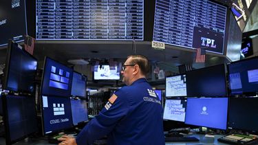 Un agente de Wall Street trabaja en el piso de remate.