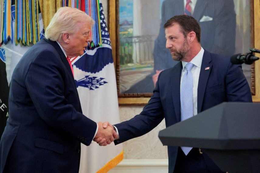 El presidente Donald Trump estrecha la mano del recién juramentado secretario de Seguridad Nacional, Markwayne Mullin, en la Oficina Oval de la Casa Blanca en Washington, DC, el 24 de marzo de 2026.