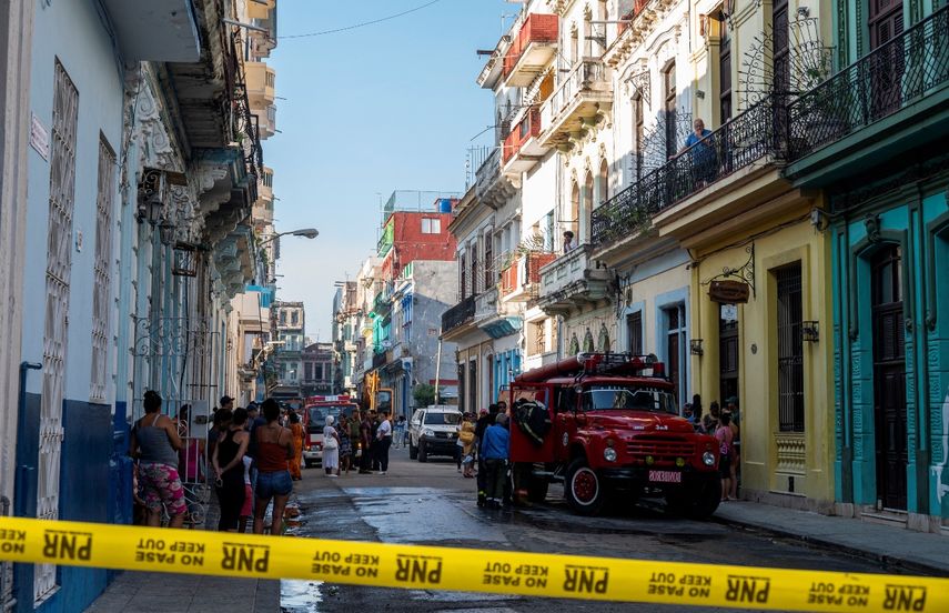 Un camión de bomberos permanece estacionado en una calle de La Habana frente a una casa donde una familia de siete pereció en un presunto incendio de ciclomotor eléctrico, el 28 de junio de 2023
