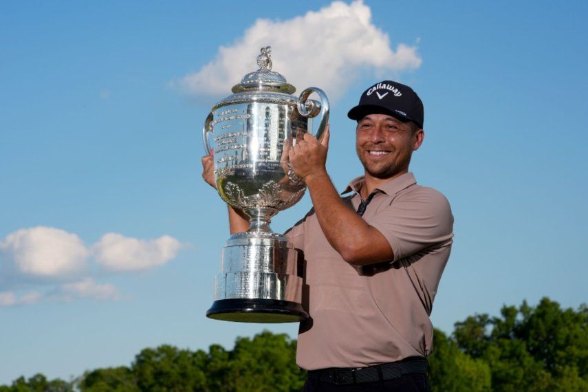Xander Schauffele sostiene el trofeo Wanamaker después de ganar el torneo de golf del Campeonato de la PGA en el Valhalla Golf Club, el domingo 19 de mayo de 2024, en Louisville, Kentucky&nbsp;