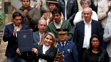 La presidenta interina de Bolivia, Jeanine Áñez, a la izquierda, posa para una foto después de promulgar una ley para celebrar nuevas elecciones, en La Paz, Bolivia, el domingo 24 de noviembre de 2019. 