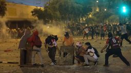 Los manifestantes chocan con la policía antidisturbios durante una protesta contra el gobierno de la presidenta Dina Boluarte en Lima, Perú.