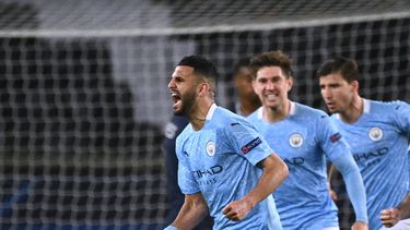 El centrocampista argelino del Manchester City, Riyad Mahrez, celebra tras marcar un gol durante el partido de ida de la semifinal de la Liga de Campeones de la UEFA contra el PSG en el estadio Parc des Princes de París el 28 de abril de 2021 &nbsp;